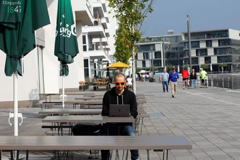 Be A Digital Nomad And Travel Around